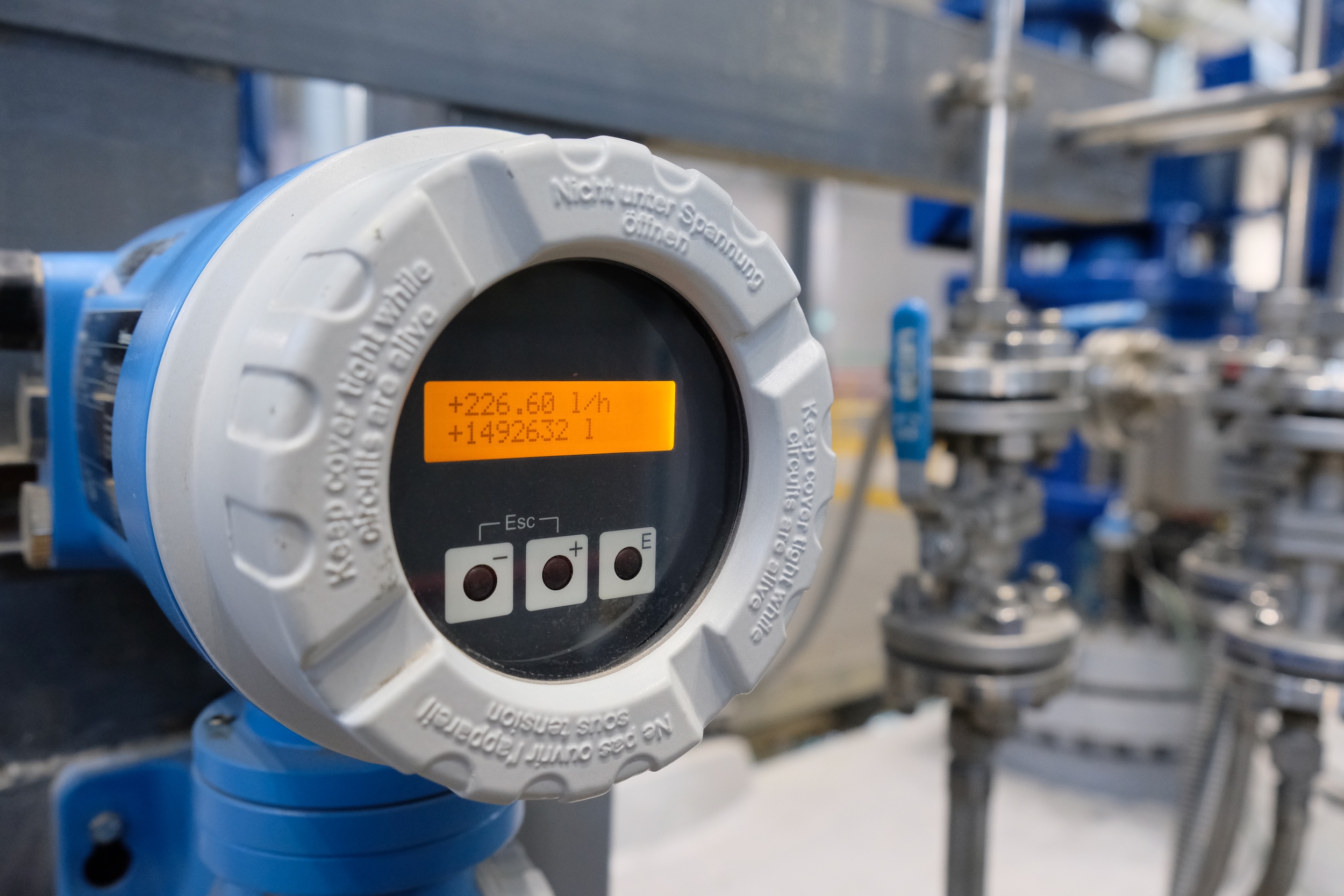Industrieller Durchflusssensor, gekoppelt an einen Siincos Smart Sensor (NB-IoT Sensormodul, hier jedoch nur der Durchflusssensor sichtbar)
